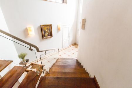 Casa de condomínio à venda com 409m², 4 quartos e 4 vagasEscada