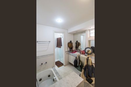 Casa de condomínio à venda com 409m², 4 quartos e 4 vagasBanheiro da Suíte