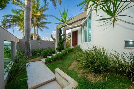 Casa à venda com 360m², 5 quartos e 2 vagas Casa à venda com 360m², 5 quartos e 2 vagasFACHADA/JARDIM