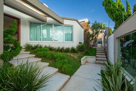 Casa à venda com 360m², 5 quartos e 2 vagas Casa à venda com 360m², 5 quartos e 2 vagasFACHADA/JARDIM