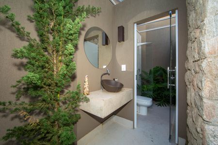 Casa à venda com 360m², 5 quartos e 2 vagas Casa à venda com 360m², 5 quartos e 2 vagasBANHEIRO4