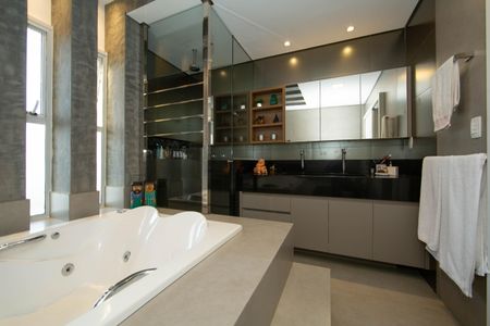 Casa à venda com 360m², 5 quartos e 2 vagas Casa à venda com 360m², 5 quartos e 2 vagasBANHEIRO5