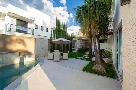 Casa à venda com 360m², 5 quartos e 2 vagas Casa à venda com 360m², 5 quartos e 2 vagasAREA EXTERNA