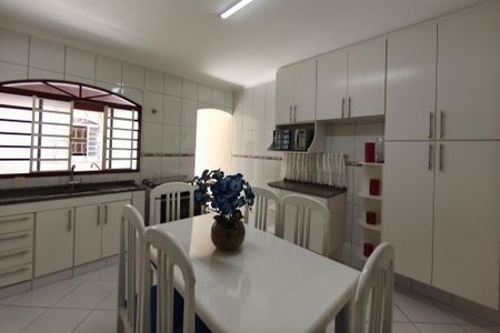 Casa à venda com 205m², 2 quartos e 4 vagas Casa à venda com 205m², 2 quartos e 4 vagasCozinha