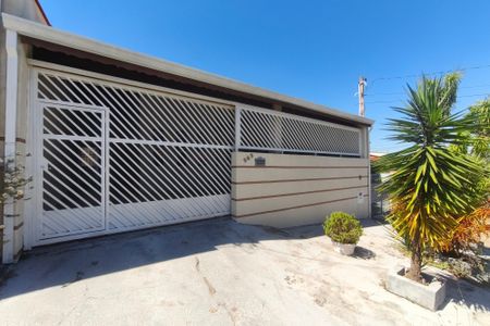 Casa à venda com 205m², 2 quartos e 4 vagas Casa à venda com 205m², 2 quartos e 4 vagasFachada