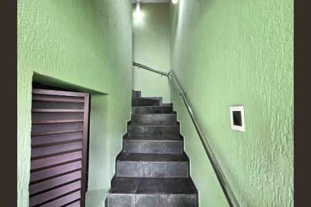 Casa para alugar com 253m², 4 quartos e 2 vagas Casa para alugar com 253m², 4 quartos e 2 vagasEscada Edícula