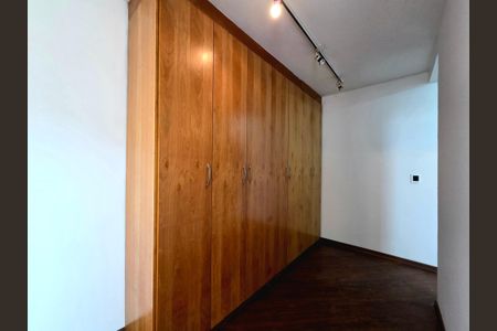 Casa para alugar com 253m², 4 quartos e 2 vagas Casa para alugar com 253m², 4 quartos e 2 vagasQuarto Edícula