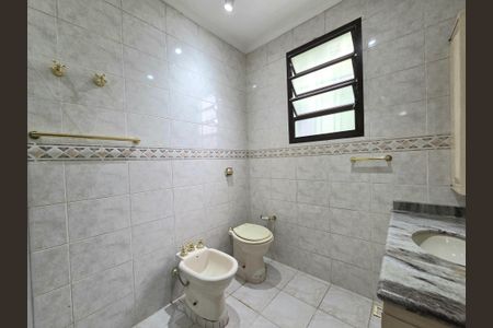 Casa para alugar com 253m², 4 quartos e 2 vagas Casa para alugar com 253m², 4 quartos e 2 vagasBanheiro Social