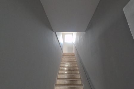 Casa para alugar com 249m², 3 quartos e 2 vagasEscadas para o 2º Piso