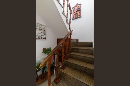 Casa à venda com 150m², 3 quartos e 2 vagas Casa à venda com 150m², 3 quartos e 2 vagasEscada