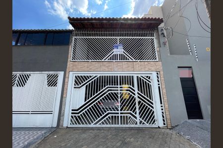 Casa à venda com 150m², 3 quartos e 2 vagas Casa à venda com 150m², 3 quartos e 2 vagasFachada+Placa