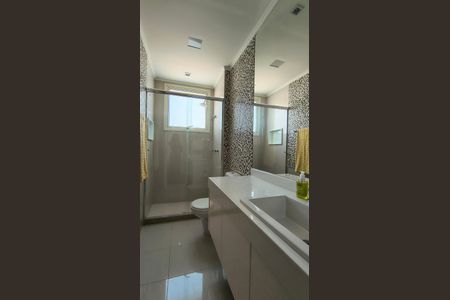 Apartamento para alugar com 300m², 4 quartos e 3 vagas Apartamento para alugar com 300m², 4 quartos e 3 vagasBanheiro da Suíte 2