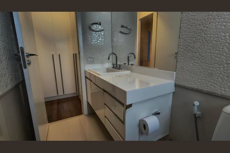 Apartamento para alugar com 300m², 4 quartos e 3 vagas Apartamento para alugar com 300m², 4 quartos e 3 vagasBanheiro da Suíte 3