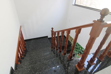 Casa para alugar com 358m², 7 quartos e 3 vagasEscada