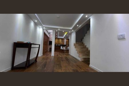 Sala de casa para alugar com 4 quartos, 300m² em Xaxim, Curitiba