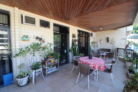 Apartamento à venda com 198m², 4 quartos e 3 vagasVaranda