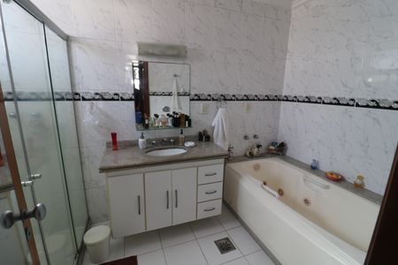 Apartamento à venda com 198m², 4 quartos e 3 vagasBanheiro da Suíte 1