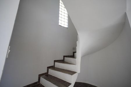 Casa para alugar com 150m², 2 quartos e 2 vagas Casa para alugar com 150m², 2 quartos e 2 vagasEscada para dormitórios