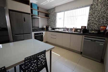 Casa para alugar com 90m², 3 quartos e 5 vagasCozinha