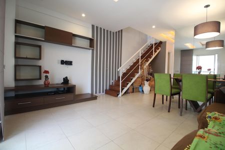 Casa de condomínio para alugar com 150m², 3 quartos e 3 vagasSala