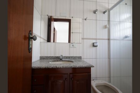 Casa à venda com 211m², 3 quartos e 4 vagasBanheiro da Suíte 2