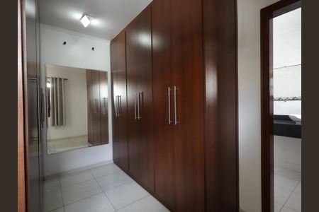 Casa à venda com 211m², 3 quartos e 4 vagasCloset da suíte 1