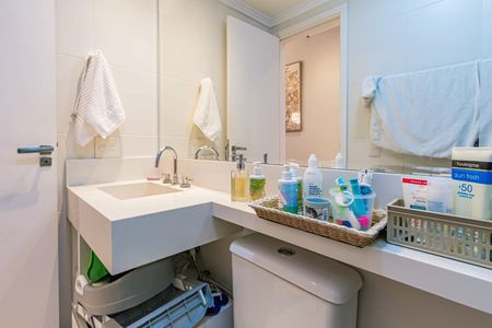 Apartamento à venda com 74m², 2 quartos e 2 vagas Apartamento à venda com 74m², 2 quartos e 2 vagasBanheiro social