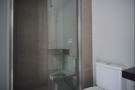 Banheiro de kitnet/studio para alugar com 1 quarto, 28m² em Três Figueiras, Porto Alegre