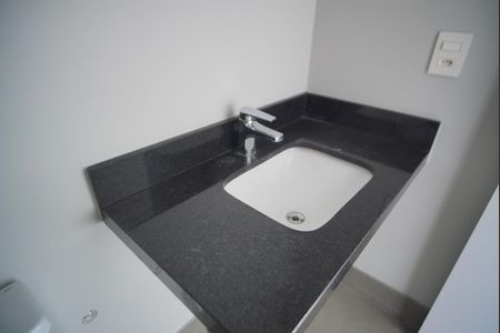 Banheiro de kitnet/studio para alugar com 1 quarto, 28m² em Três Figueiras, Porto Alegre