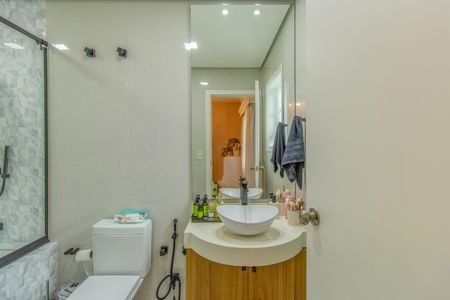 Casa de condomínio para alugar com 315m², 4 quartos e 4 vagas Casa de condomínio para alugar com 315m², 4 quartos e 4 vagasBanheiro da Suite 2