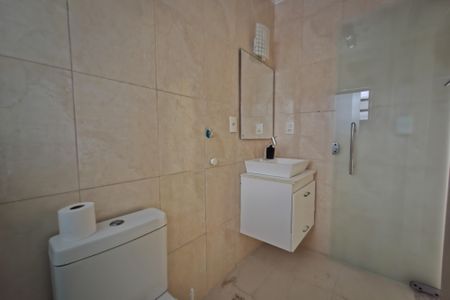 Banheiro de kitnet/studio para alugar com 1 quarto, 32m² em Nova Mirim, Praia Grande
