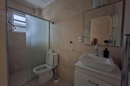 Banheiro de kitnet/studio para alugar com 1 quarto, 32m² em Nova Mirim, Praia Grande
