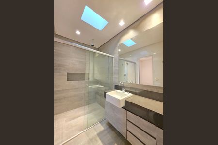 Casa de condomínio à venda com 460m², 4 quartos e 4 vagas Casa de condomínio à venda com 460m², 4 quartos e 4 vagasBanheiro da Suíte 2