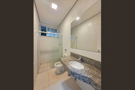 Casa de condomínio à venda com 460m², 4 quartos e 4 vagas Casa de condomínio à venda com 460m², 4 quartos e 4 vagasBanheiro de serviço