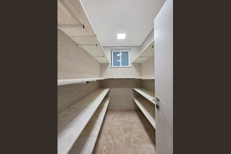 Casa de condomínio à venda com 460m², 4 quartos e 4 vagas Casa de condomínio à venda com 460m², 4 quartos e 4 vagasDespensa