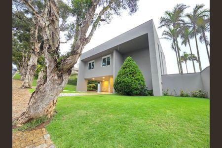 Casa de condomínio à venda com 460m², 4 quartos e 4 vagas Casa de condomínio à venda com 460m², 4 quartos e 4 vagasFachada