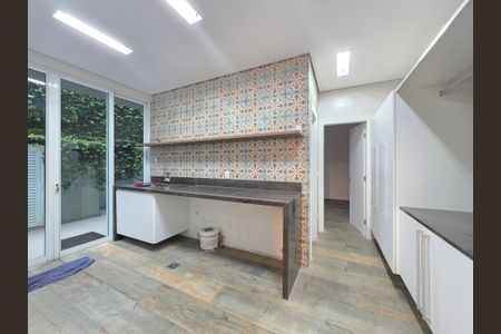 Casa de condomínio à venda com 460m², 4 quartos e 4 vagas Casa de condomínio à venda com 460m², 4 quartos e 4 vagasÁrea de Serviço