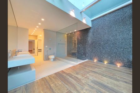 Casa de condomínio à venda com 460m², 4 quartos e 4 vagas Casa de condomínio à venda com 460m², 4 quartos e 4 vagasBanheiro da Suíte Master