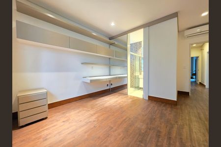 Casa de condomínio à venda com 460m², 4 quartos e 4 vagas Casa de condomínio à venda com 460m², 4 quartos e 4 vagasQuarto Suíte 3