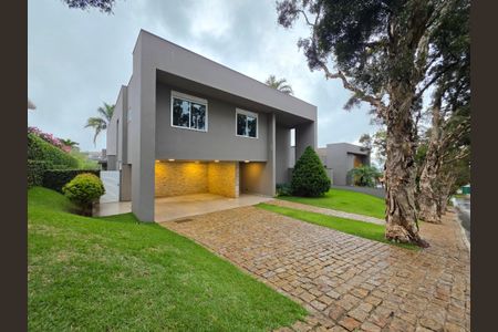 Casa de condomínio à venda com 460m², 4 quartos e 4 vagas Casa de condomínio à venda com 460m², 4 quartos e 4 vagasFachada