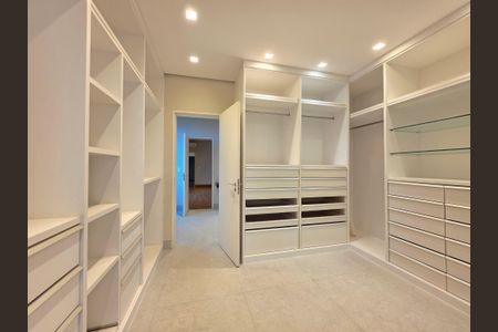 Casa de condomínio à venda com 460m², 4 quartos e 4 vagas Casa de condomínio à venda com 460m², 4 quartos e 4 vagasCloset da Suíte Master