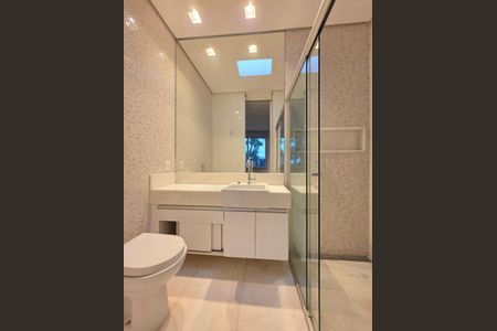 Casa de condomínio à venda com 460m², 4 quartos e 4 vagas Casa de condomínio à venda com 460m², 4 quartos e 4 vagasBanheiro da Suíte 4