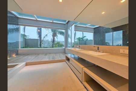 Casa de condomínio à venda com 460m², 4 quartos e 4 vagas Casa de condomínio à venda com 460m², 4 quartos e 4 vagasBanheiro da Suíte Master