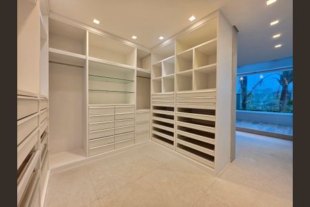 Casa de condomínio à venda com 460m², 4 quartos e 4 vagas Casa de condomínio à venda com 460m², 4 quartos e 4 vagasCloset da Suíte Master