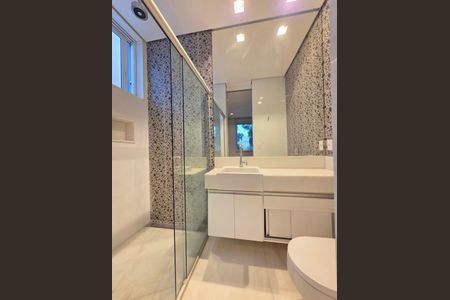 Casa de condomínio à venda com 460m², 4 quartos e 4 vagas Casa de condomínio à venda com 460m², 4 quartos e 4 vagasBanheiro da Suíte 3