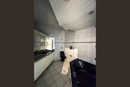 Casa à venda com 228m², 4 quartos e 1 vaga Casa à venda com 228m², 4 quartos e 1 vagaBanheiro da Suíte