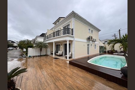 Casa de condomínio para alugar com 260m², 4 quartos e 4 vagas Casa de condomínio para alugar com 260m², 4 quartos e 4 vagasÁrea externa