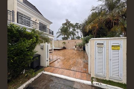 Casa de condomínio para alugar com 260m², 4 quartos e 4 vagas Casa de condomínio para alugar com 260m², 4 quartos e 4 vagasFachada
