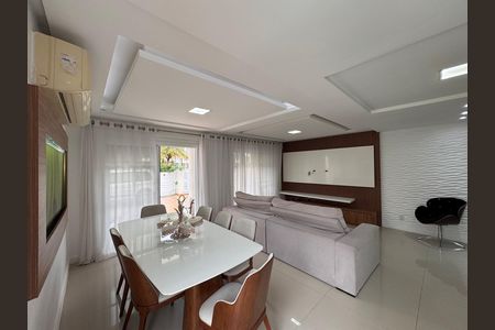Sala de casa de condomínio para alugar com 4 quartos, 260m² em Recreio dos Bandeirantes, Rio de Janeiro