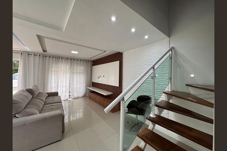 Sala de casa de condomínio para alugar com 4 quartos, 260m² em Recreio dos Bandeirantes, Rio de Janeiro